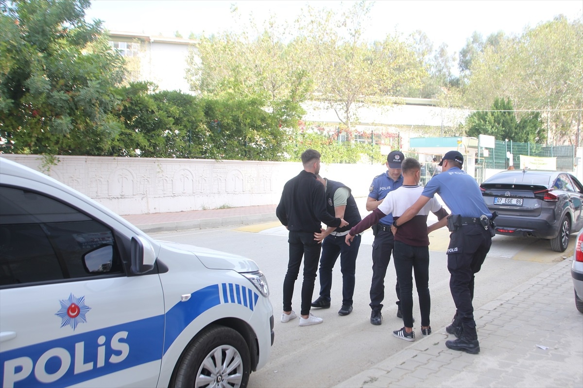 Serik İlçe Emniyet Müdürlüğü Okul Önlerinde Asayiş Uygulaması Gerçekleştirdi