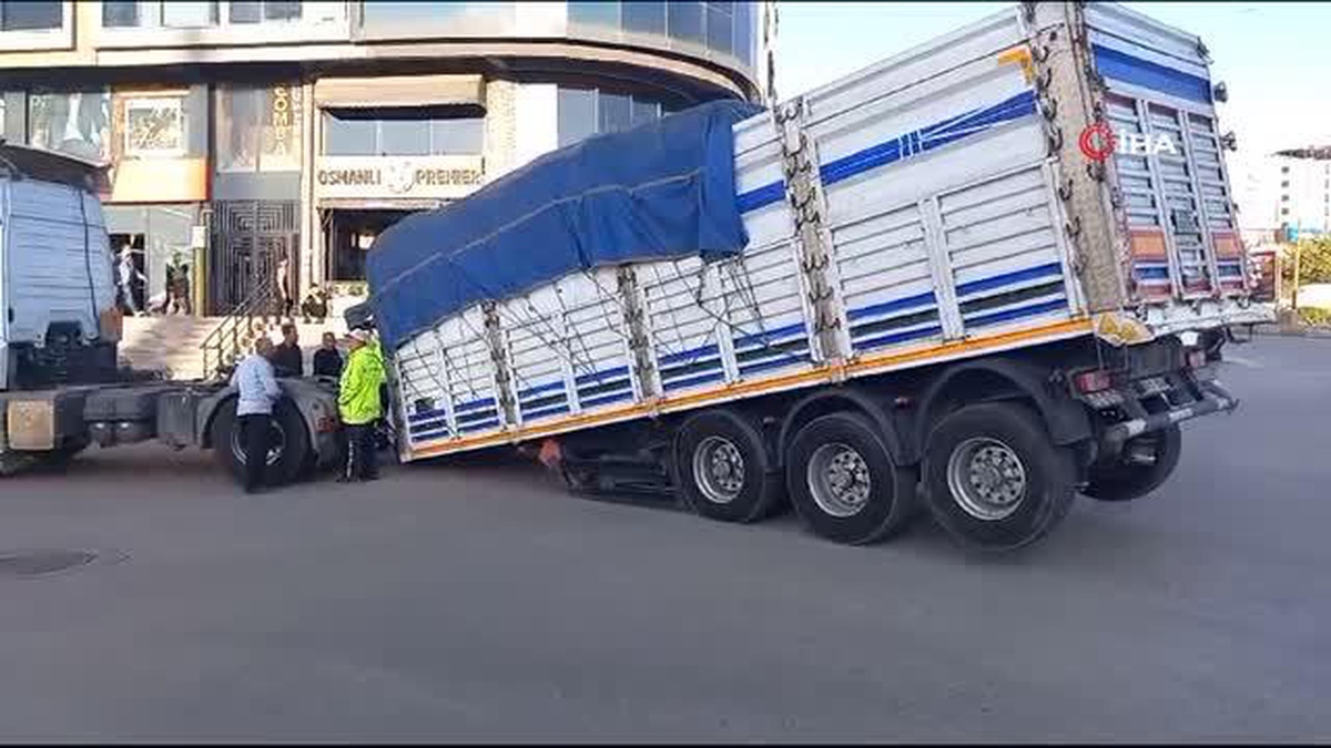 Şırnak\'ta tır virajı alırken dorsesi düştü