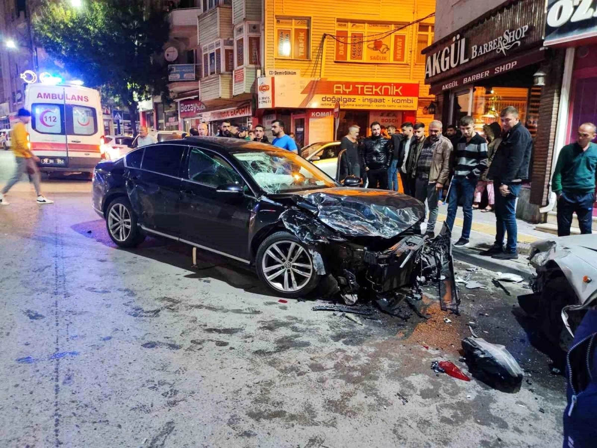 Sivas\'ta 3 aracın karıştığı trafik kazasında 4 kişi yaralandı