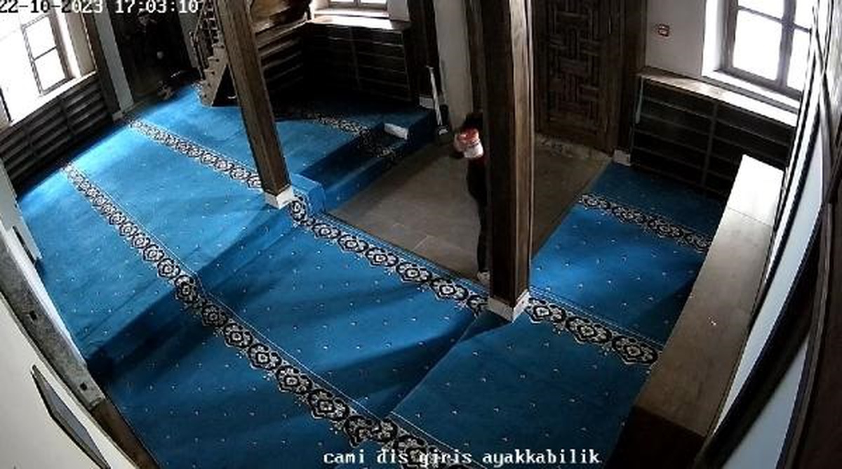 SMA Hastası İçin Yardım Kumbarasını Çalan Şüpheliler Güvenlik Kamerasına Yansıdı