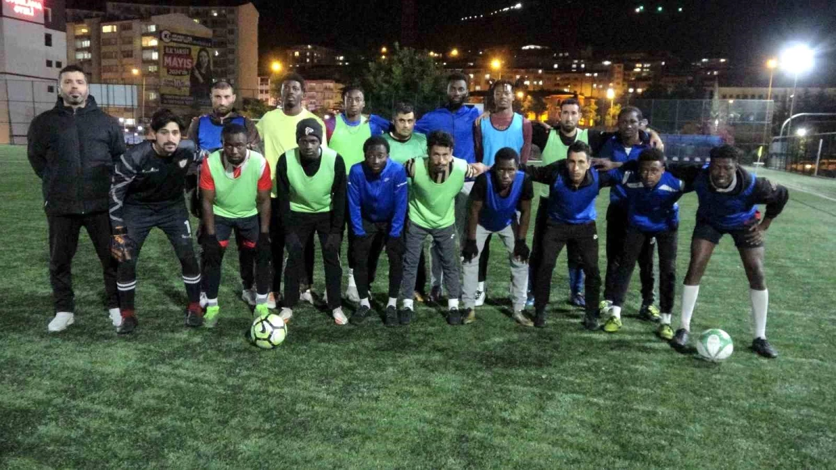 Iraklı ve Afrikalı Futbolcular Türkiye\'de Amatör Liglerde Top Koşturuyor