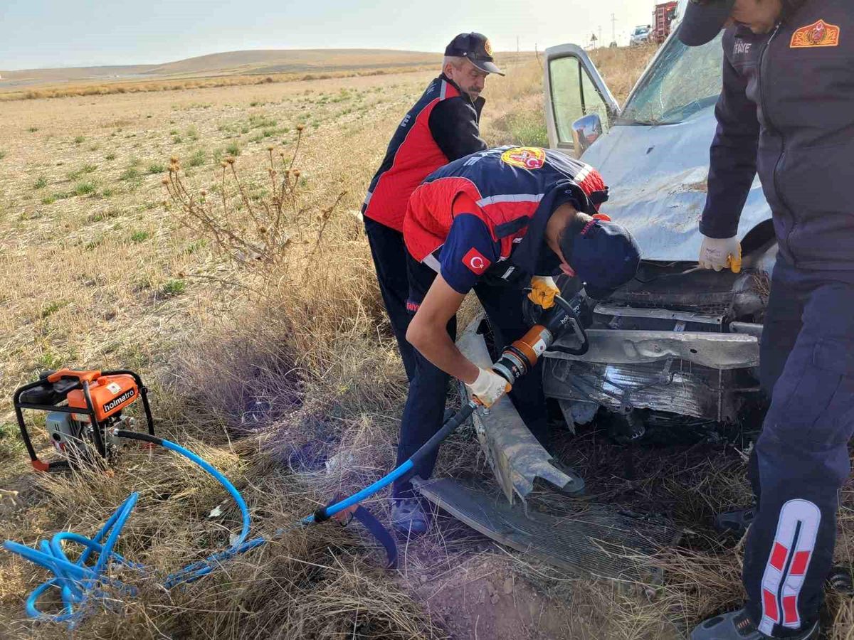 Afyonkarahisar\'da Hafif Ticari Araç Şarampole Devrildi: 4 Yaralı