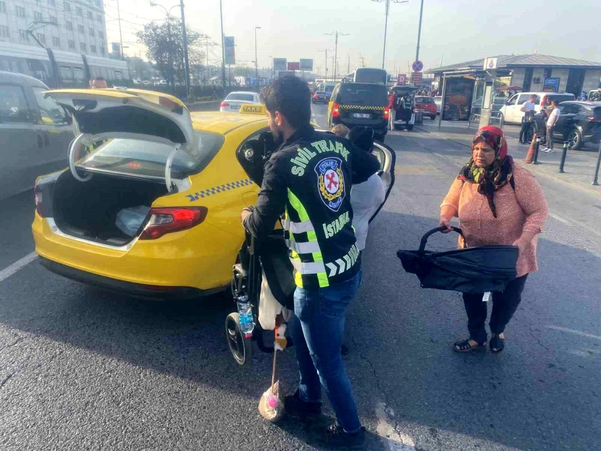 İstanbul Eminönü\'nde Sivil Trafik Polisleri Tarafından Taksi Denetimi Gerçekleştirildi