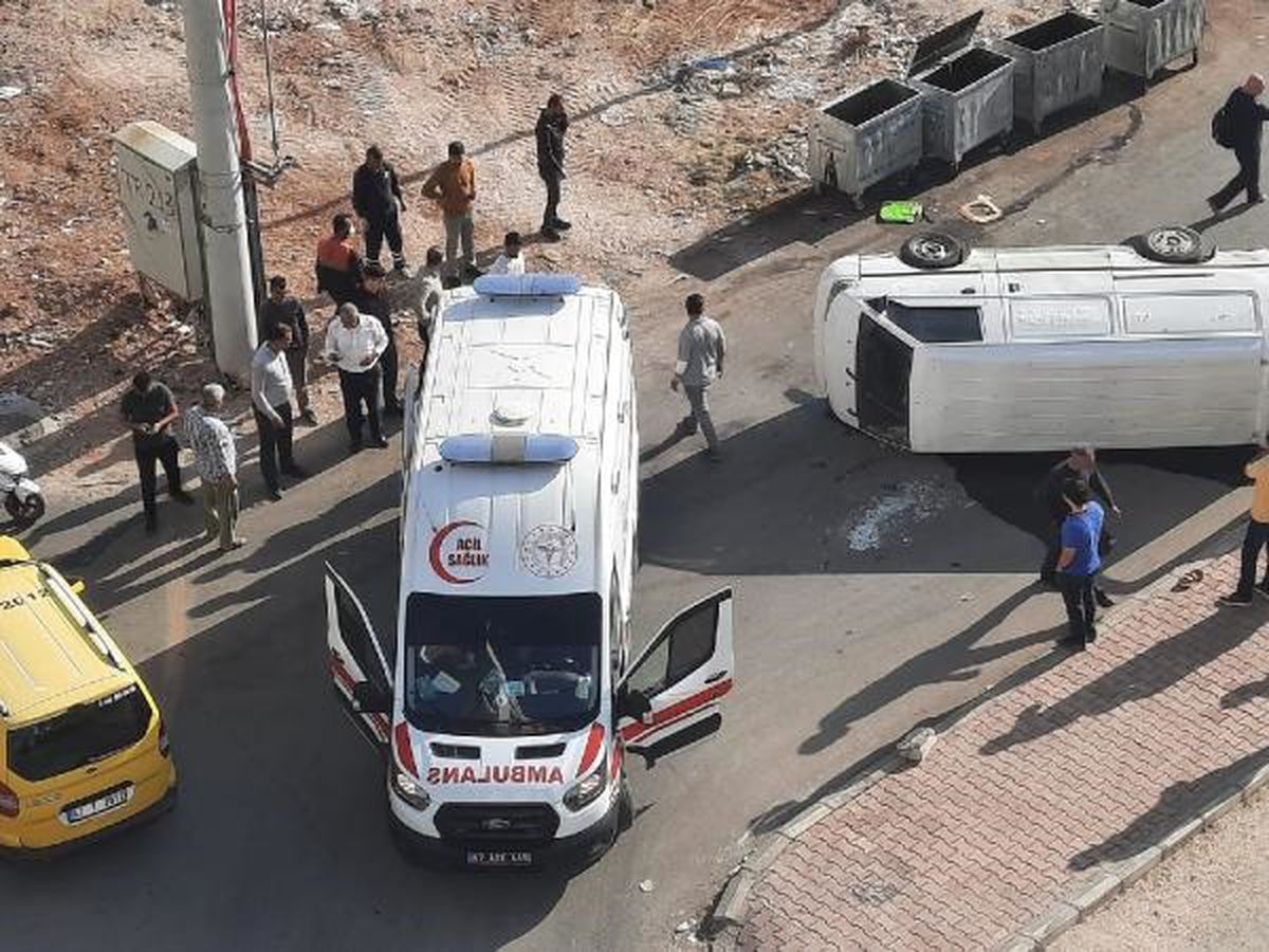Mardin\'de taksi ile çarpışan minibüs devrildi, sürücü yaralandı