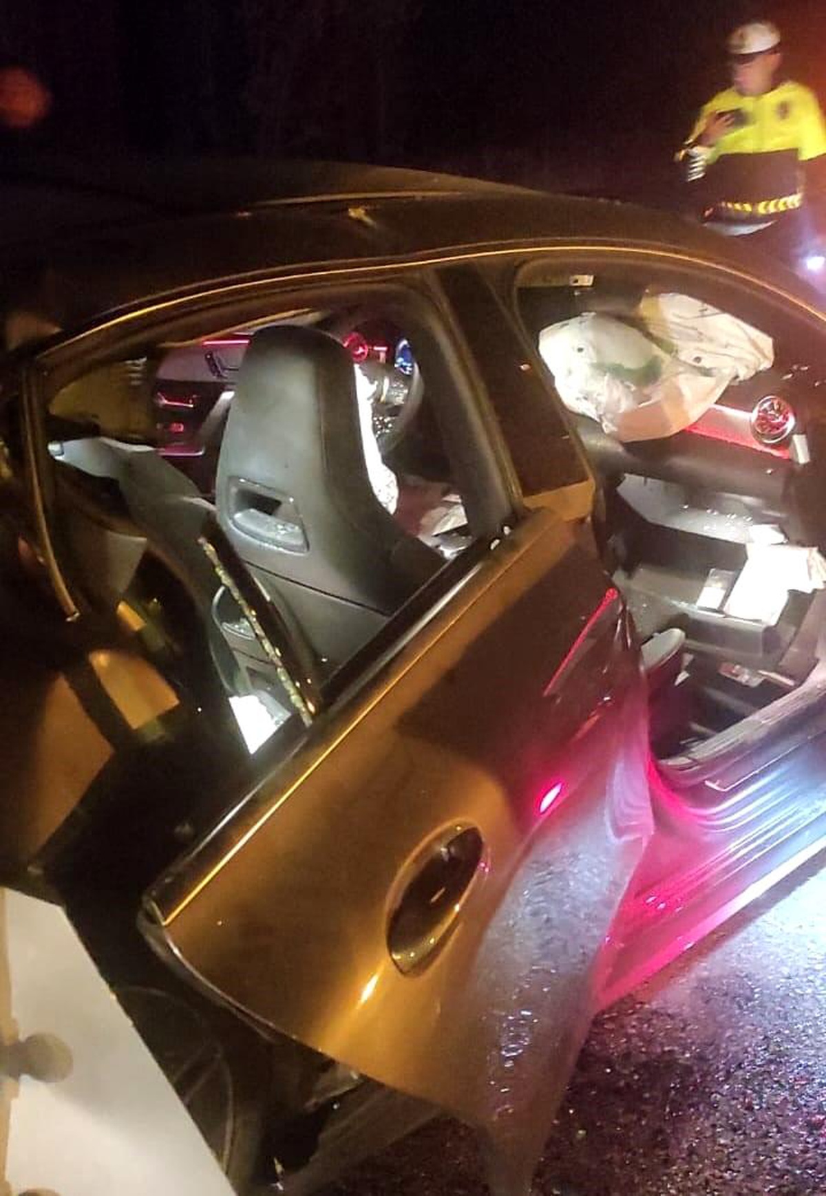 Çorum\'da Tilki Kazası: Otomobil Tilkiye Çarptı, Arkadan Gelen Tır da Otomobile Çarptı
