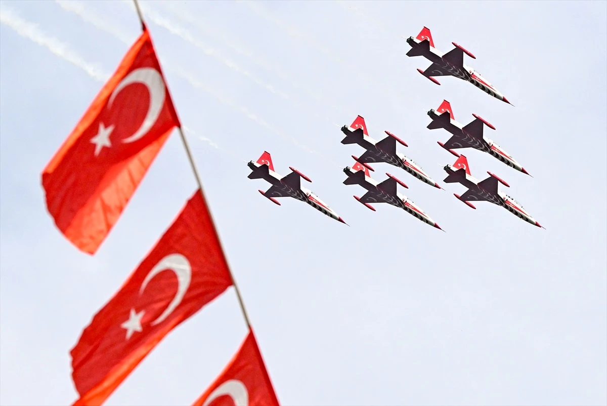 Türk Yıldızları, İzmir\'de selamlama uçuşu gerçekleştirdi