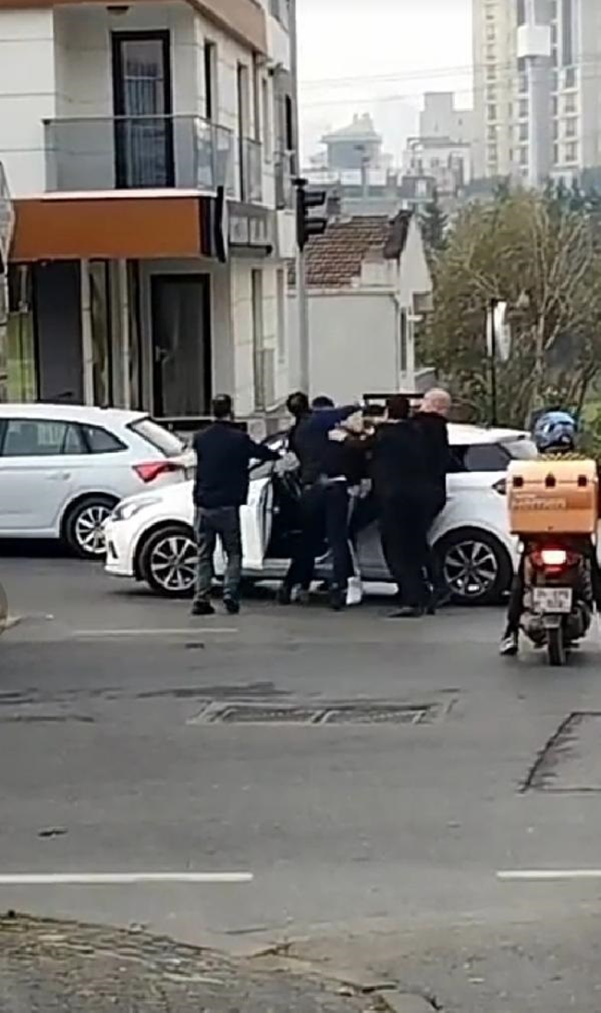 Ümraniye\'de Yol Vermeme Kavgası: Araç Sürücüleri Tekmeli Yumruklu Kavga Etti