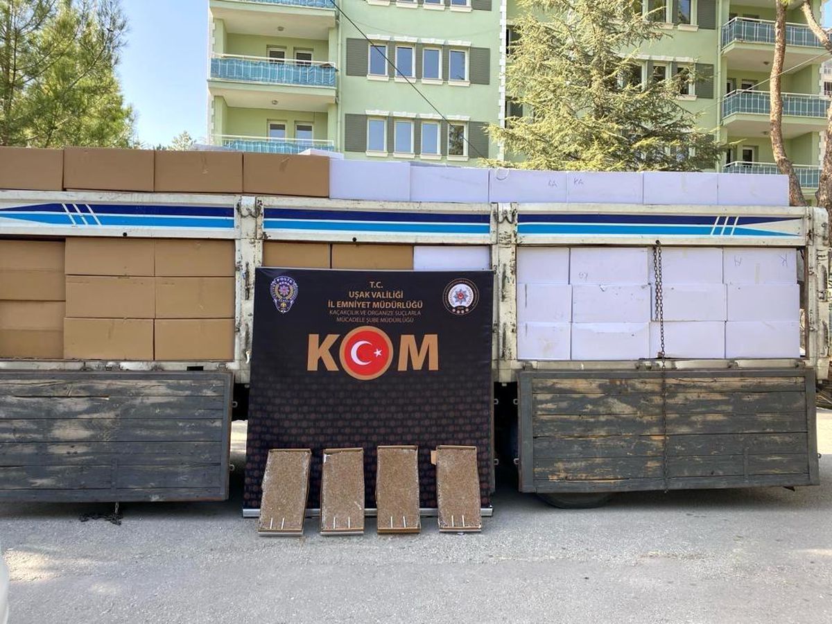 Uşak\'ta 4 Milyon 375 Bin Kaçak Dolu Makaron Ele Geçirildi