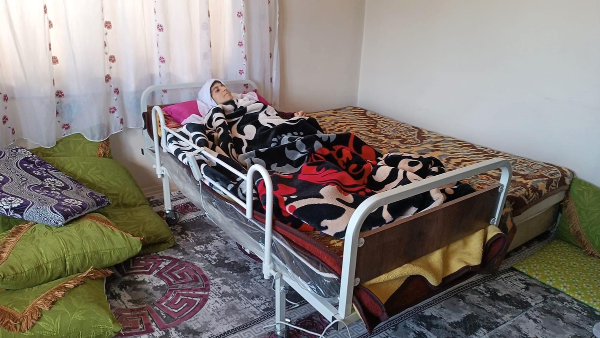 Felçli Kadriye Teyze\'ye Otomatik Hasta Yatağı Hediye Edildi
