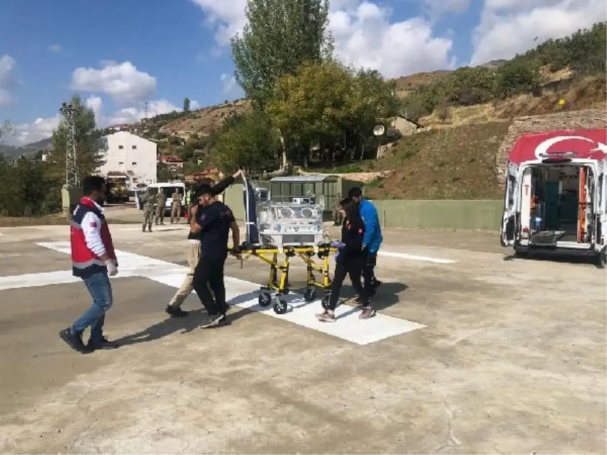 Şemdinli\'de Hipotermi İhtiyacı Olan Bebek Ambulans Helikopter ile Van\'a Sevk Edildi