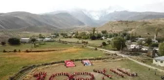 IĞDIR'ın Aralık ilçesindeki Şehit Erhan Ciyapul Anadolu Lisesi öğrencileri 100. yıl koreografisi oluşturdu