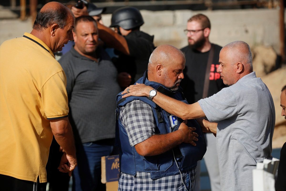 Al Jazeera muhabiri Dahduh\'un İsrail saldırısında ölen eşi ve çocukları son yolculuğuna uğurlandı
