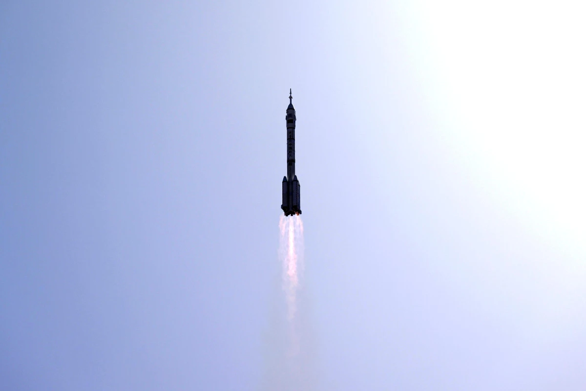 Çin, Shenzhou-17 mürettebatlı uzay aracını fırlattı