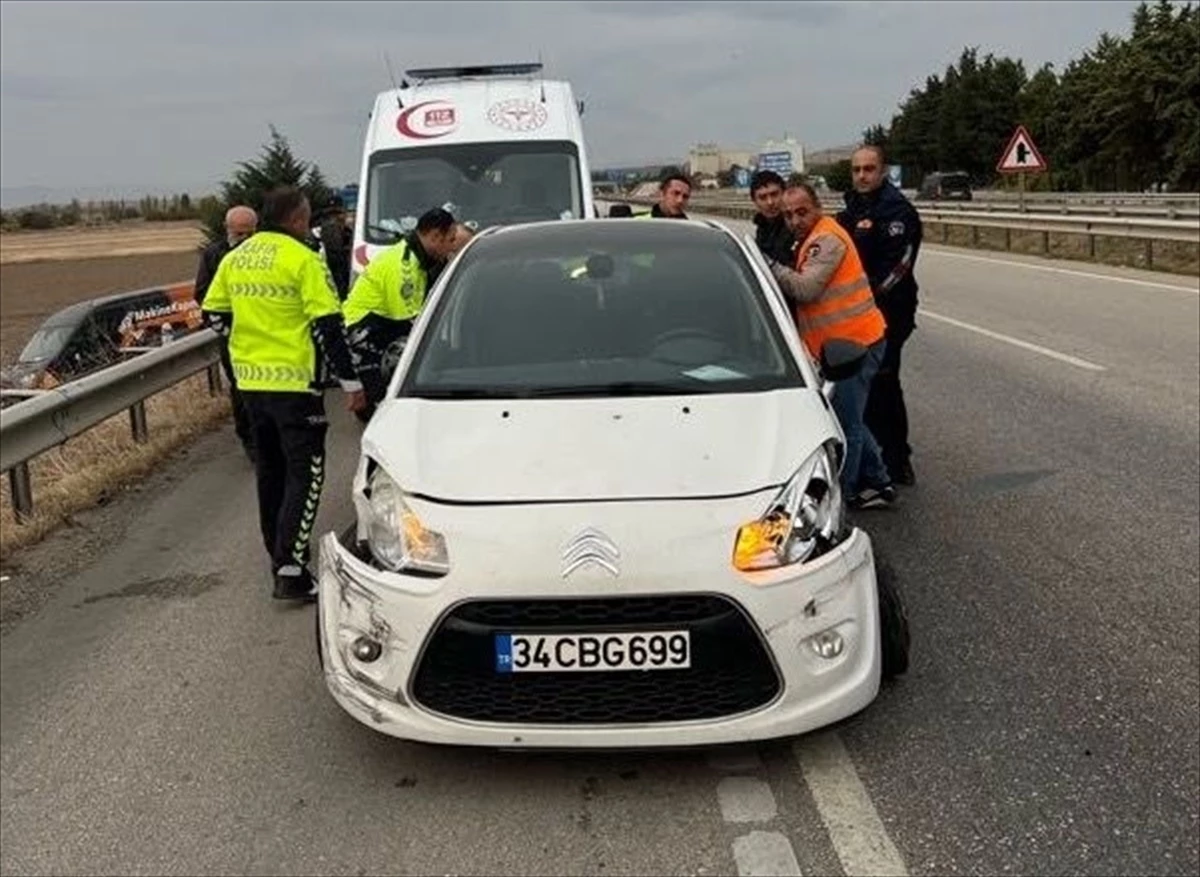 Amasya\'da otomobil ile minibüs çarpıştı: 2 yaralı