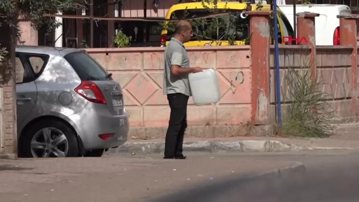 Antalya\'da Kiralık Ev Anlaşmazlığı: İcra Memurlarını Gören Adam Kendini Yakmaya Kalkıştı