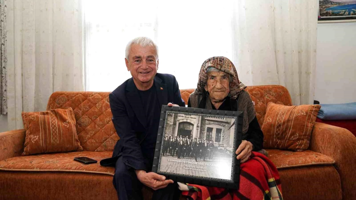 Finike Belediye Başkanı Mustafa Geyikçi, Cumhuriyetin 100. yılında 104 yaşındaki Hörü Çobanoğlu\'nu ziyaret etti