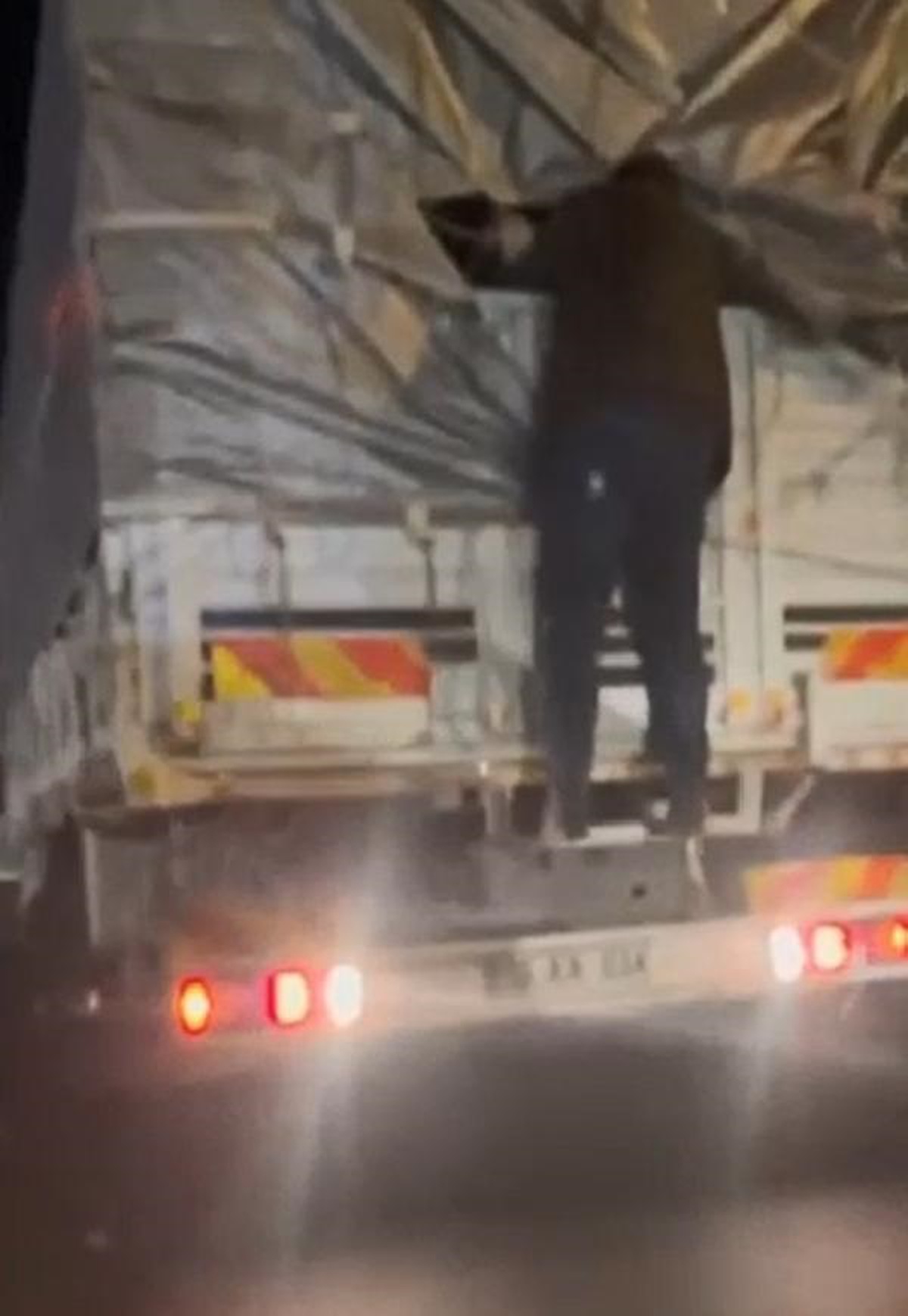 Başakşehir\'de durdurulan kamyonun kasasından çok sayıda kaçak göçmen çıktı