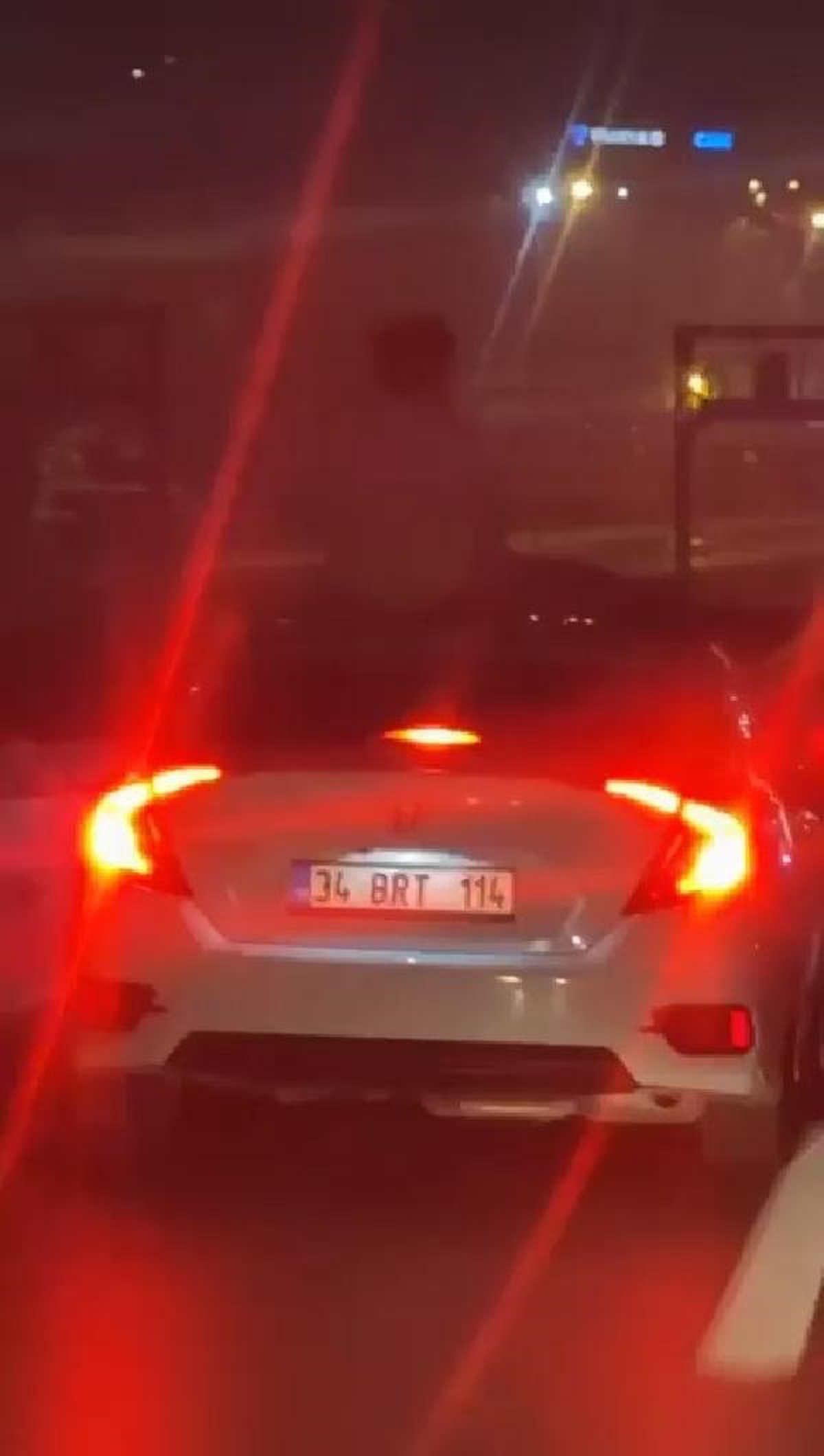 Beylikdüzü\'nde Otomobilin Kaputunda Yolculuk Tehlikesi