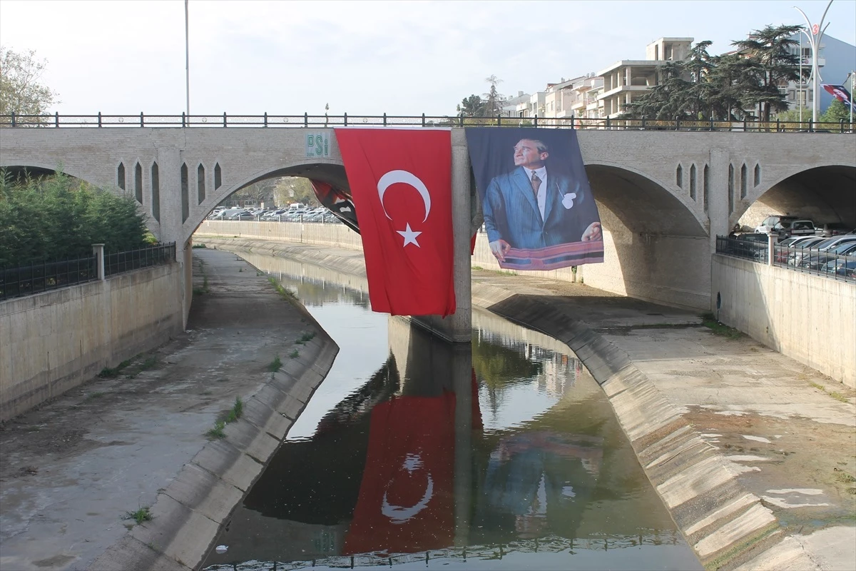 Biga\'da Cadde ve Sokaklar Türk Bayraklarıyla Donatıldı