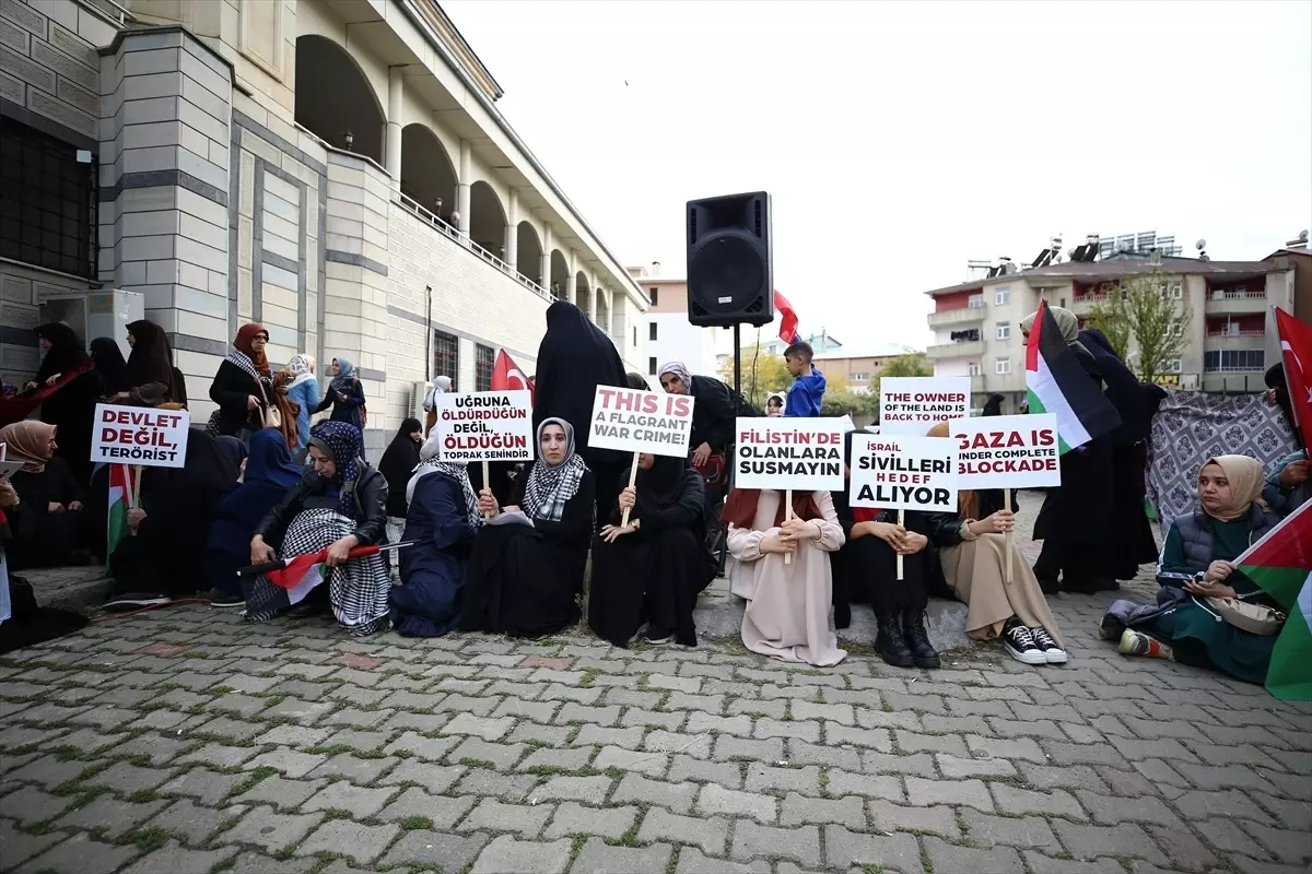 Bingöl\'de İsrail\'in Gazze\'ye yönelik saldırılarını protesto eden kadınlar oturma eylemi düzenledi