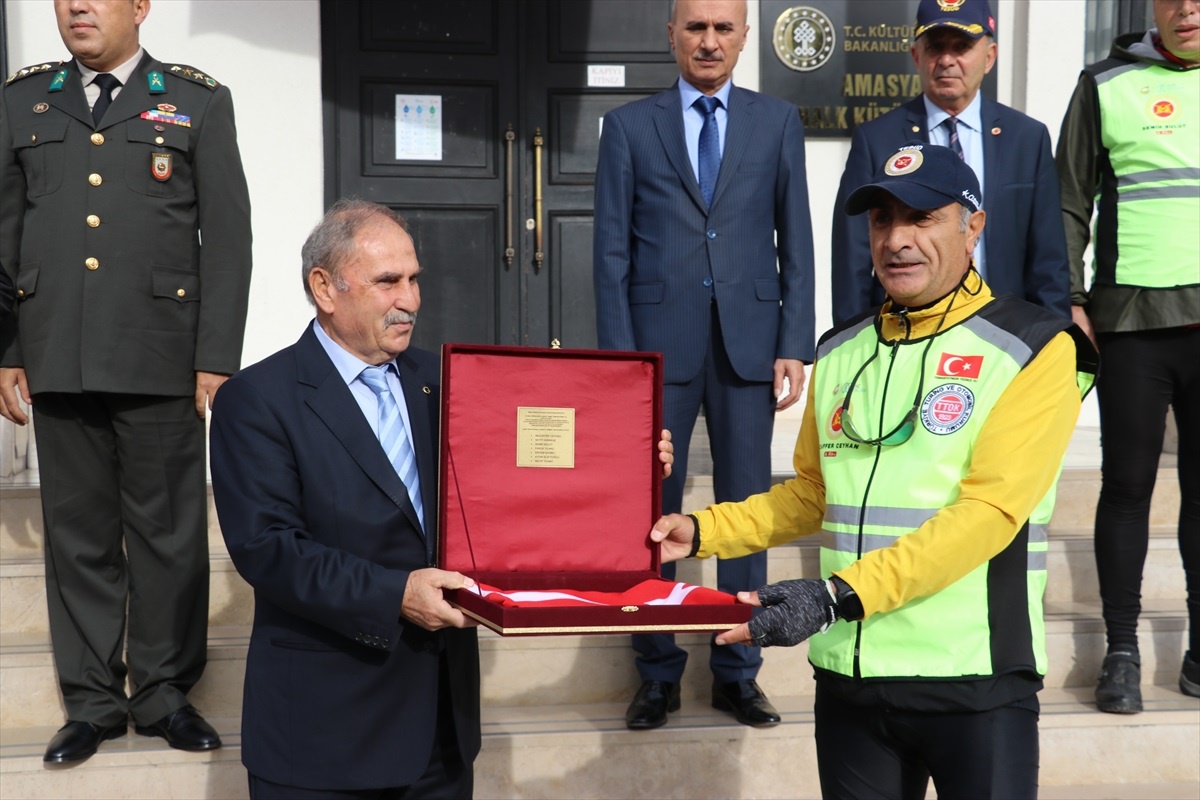 Bisikletliler Amasya Tamimi ve Türk bayraklarını Ankara\'ya ulaştıracak