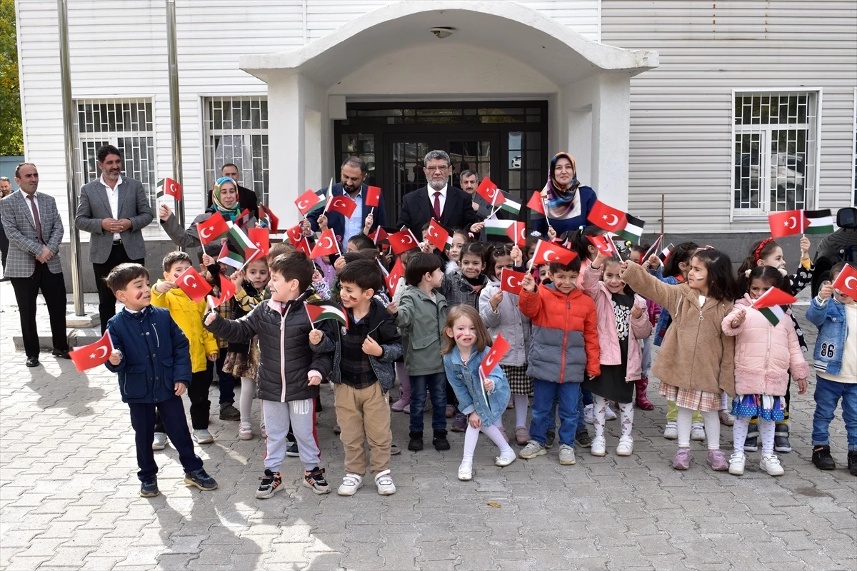 Bitlis Zübeyde Hanım İlkokulu Öğrencileri Filistin\'e Yardım Yaptı