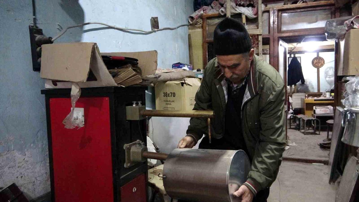 Bitlis\'te Kış Mevsimi Yaklaşırken Soba Üreticileri ve Tamircileri Yoğunluk Yaşıyor