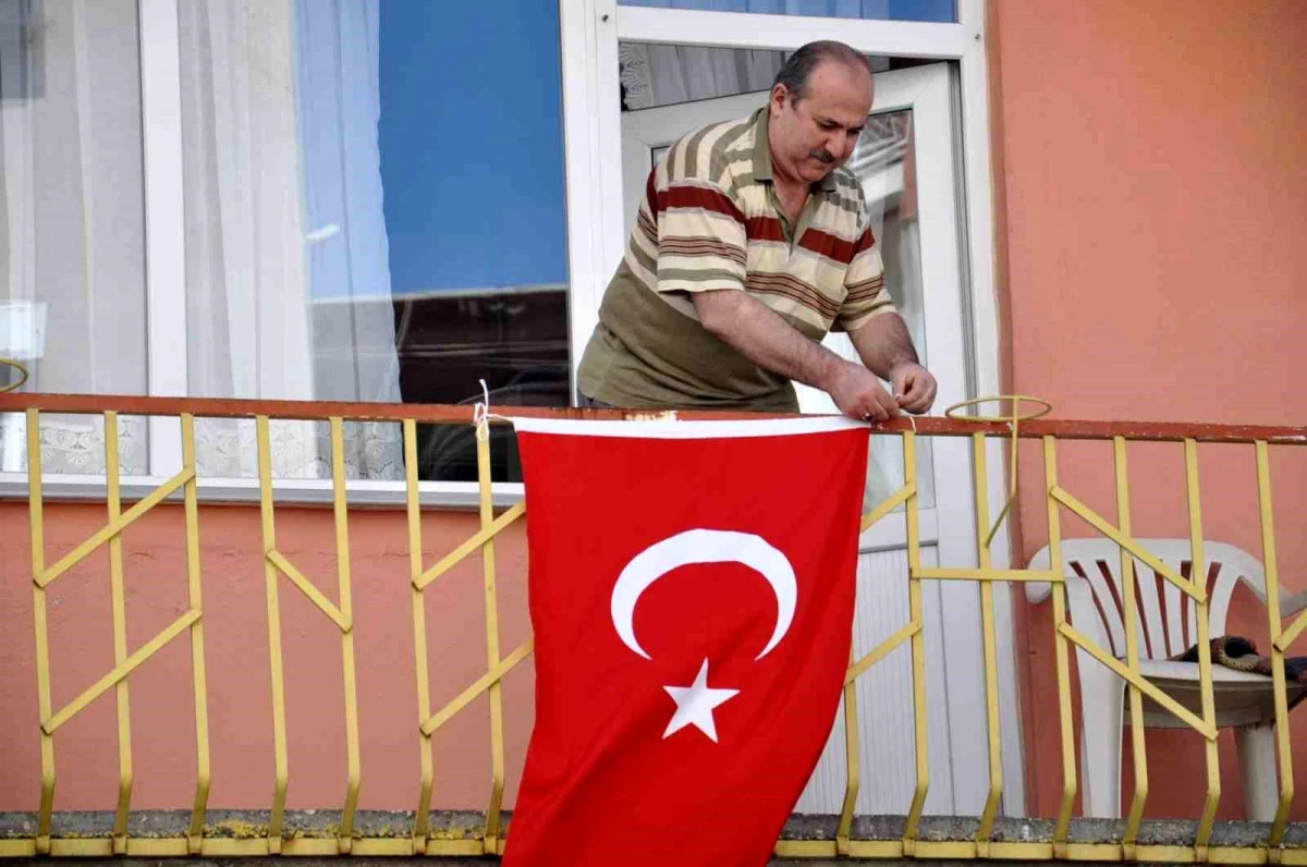 Türkiye\'nin \'Bayrak Asan Dayı\'sı Cumhuriyetin 100. yılı için bayrağını astı