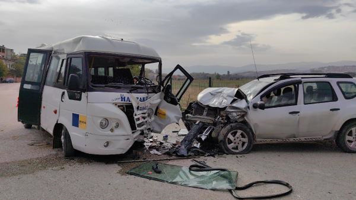 İnegöl\'de cipin minibüse çarpması sonucu 11 kişi yaralandı
