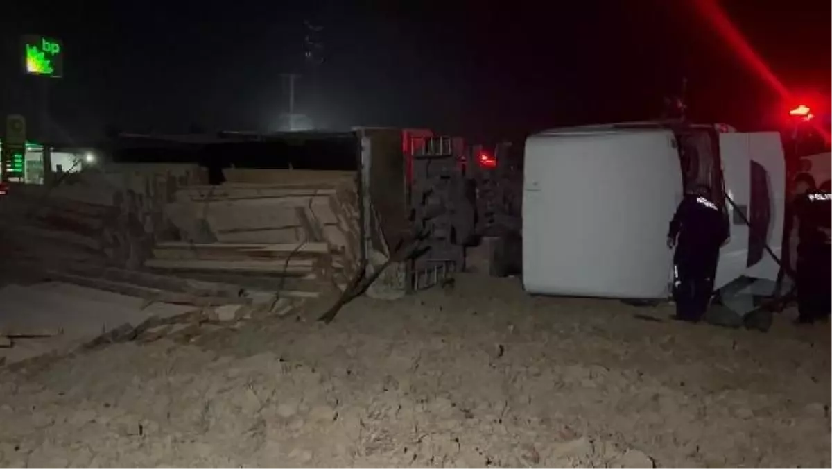 Kereste Yüklü TIR Kaza Yaptı, Sürücü Kaçtı