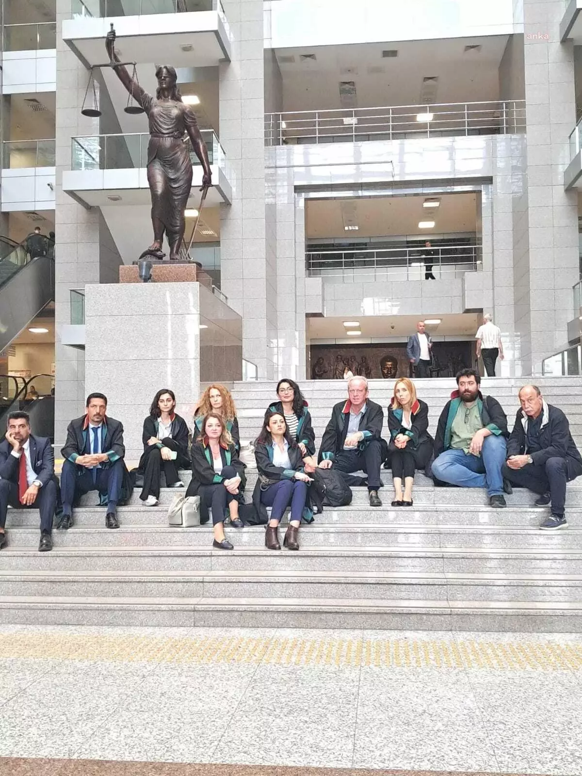 Can Atalay\'ın hak ihlali kararı sonrası oturma eylemi başlatıldı