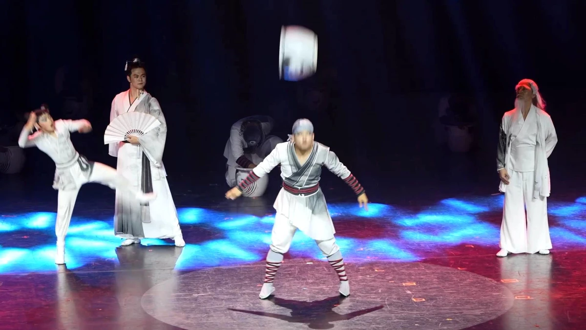 Çin Wuqiao Uluslararası Sirk Festivali\'nde Akrobatların Performansı