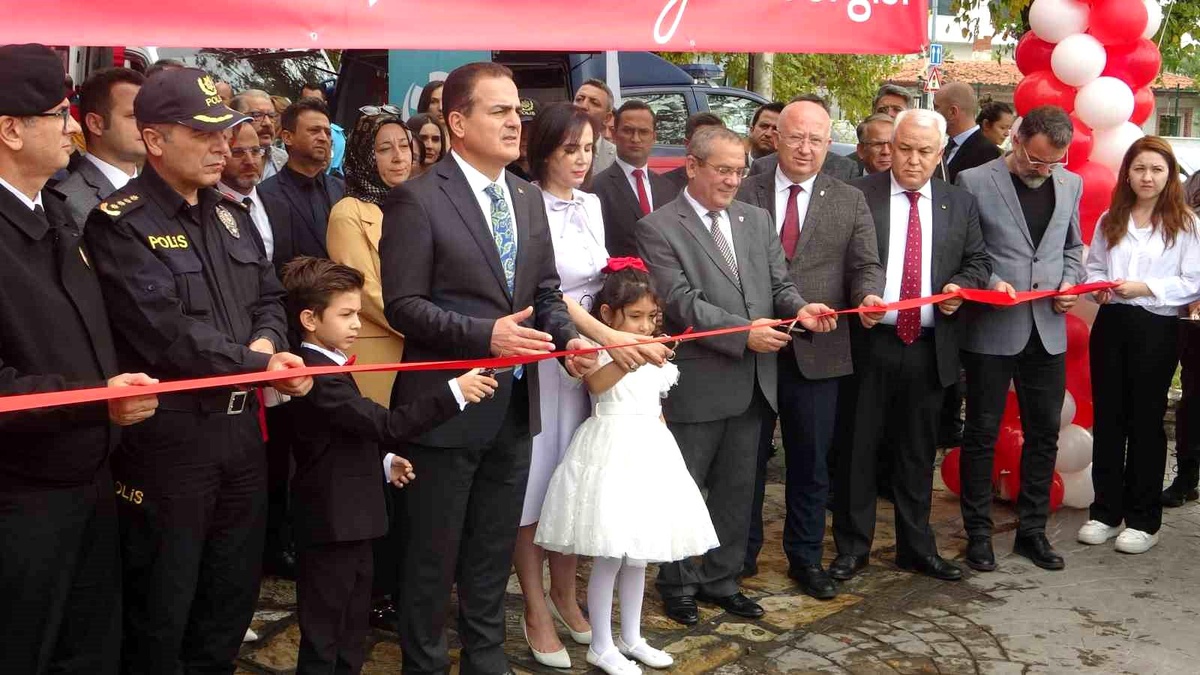 Cumhuriyet\'in ışığında 100. Yıl programı ve Cumhuriyet Kadınları defilesi gerçekleştirildi