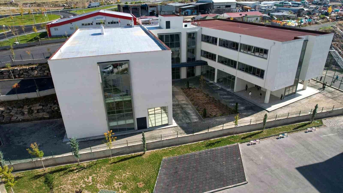 Talas Belediyesi ve Hayırsever Ahmet Gönen iş birliğiyle yapılan Emine Gönen Ortaokulu açılışa hazırlanıyor