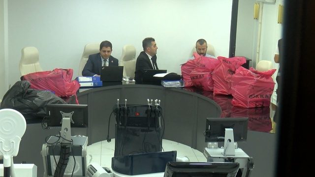 Şirketlerinde arama yapılan Dilan Polat'ın avukatı isyan etti: Yüzlerce çalışanın telefonuna el koymaya çalışıyorlar Şirketlerinde arama yapılan Dilan Polat'ın avukatı isyan etti: Yüzlerce çalışanın telefonuna el koymaya çalışıyorlar