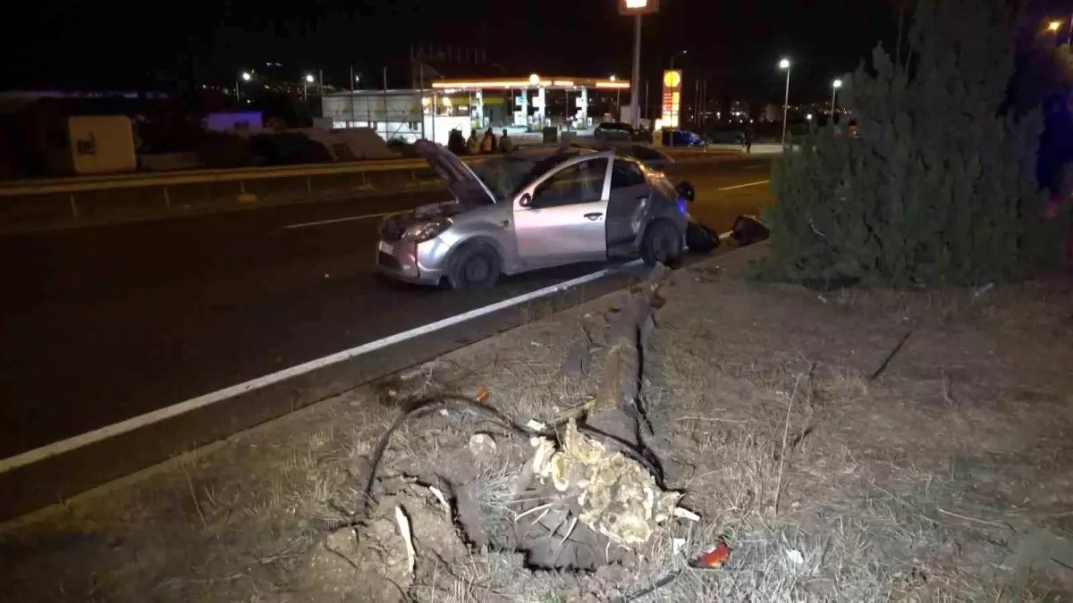 Elazığ\'da Kontrolden Çıkan Otomobilin Ağaca Çarpması Sonucu 3 Kişi Yaralandı