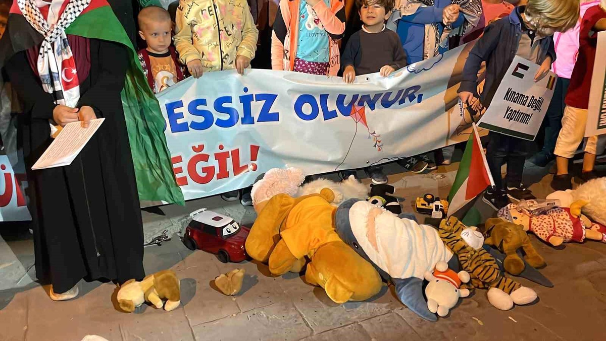 Filistin\'de katledilen çocukların sesi olup, yere oyuncak attılar