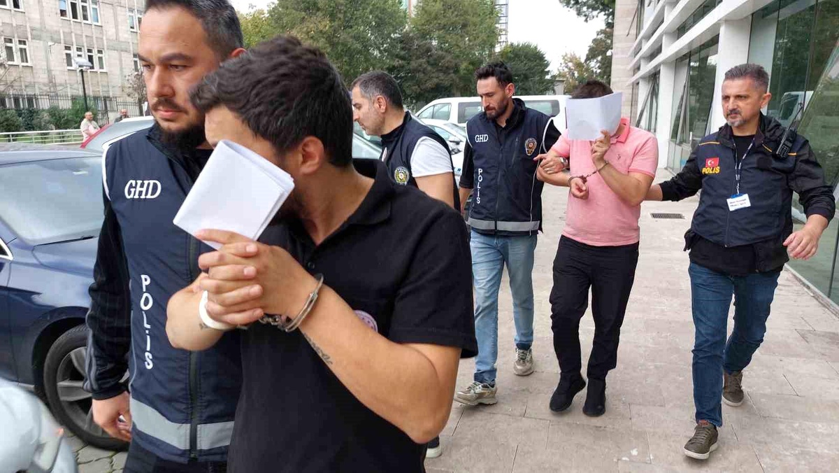 Samsun\'da Dronlu Trafik Denetiminde Yakalanan Göçmen Kaçakçıları Adliyeye Sevk Edildi