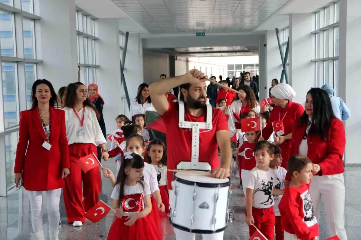 Samsun'da minik öğrenciler hastanede Cumhuriyet'in 100. yılını kutladı