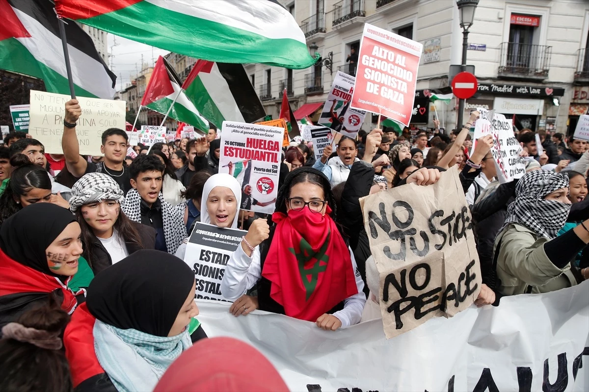 İspanya\'da Öğrenciler Filistin\'e Destek Gösterisi Yaptı