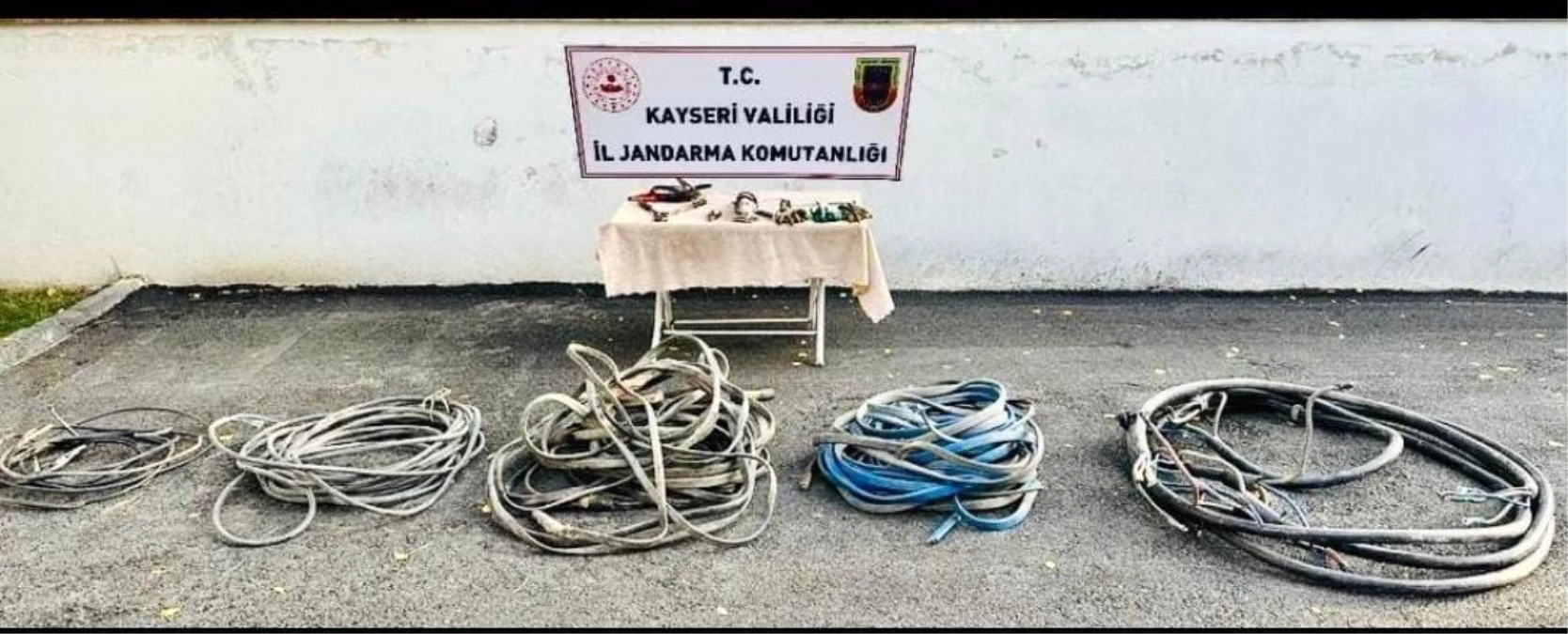 Kayseri Tomarza\'da Kablo Hırsızları Jandarma Tarafından Yakalandı