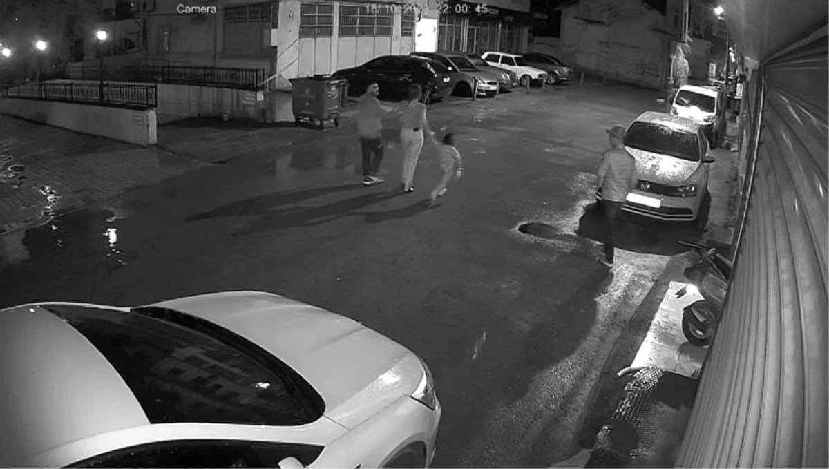 Adana\'da çocuğuyla hırsızlığa çıkan kadının motosiklet çalma anları güvenlik kameralarına yansıdı