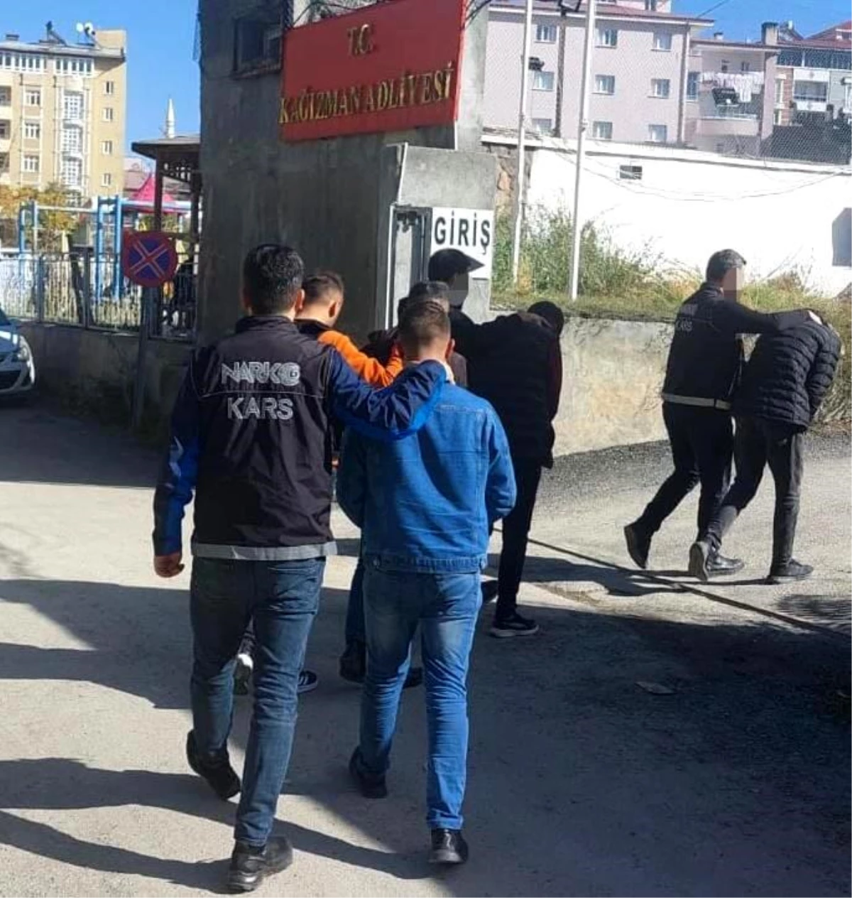 Kars\'ta Uyuşturucu Ticareti Yapan 3 Kişi Tutuklandı