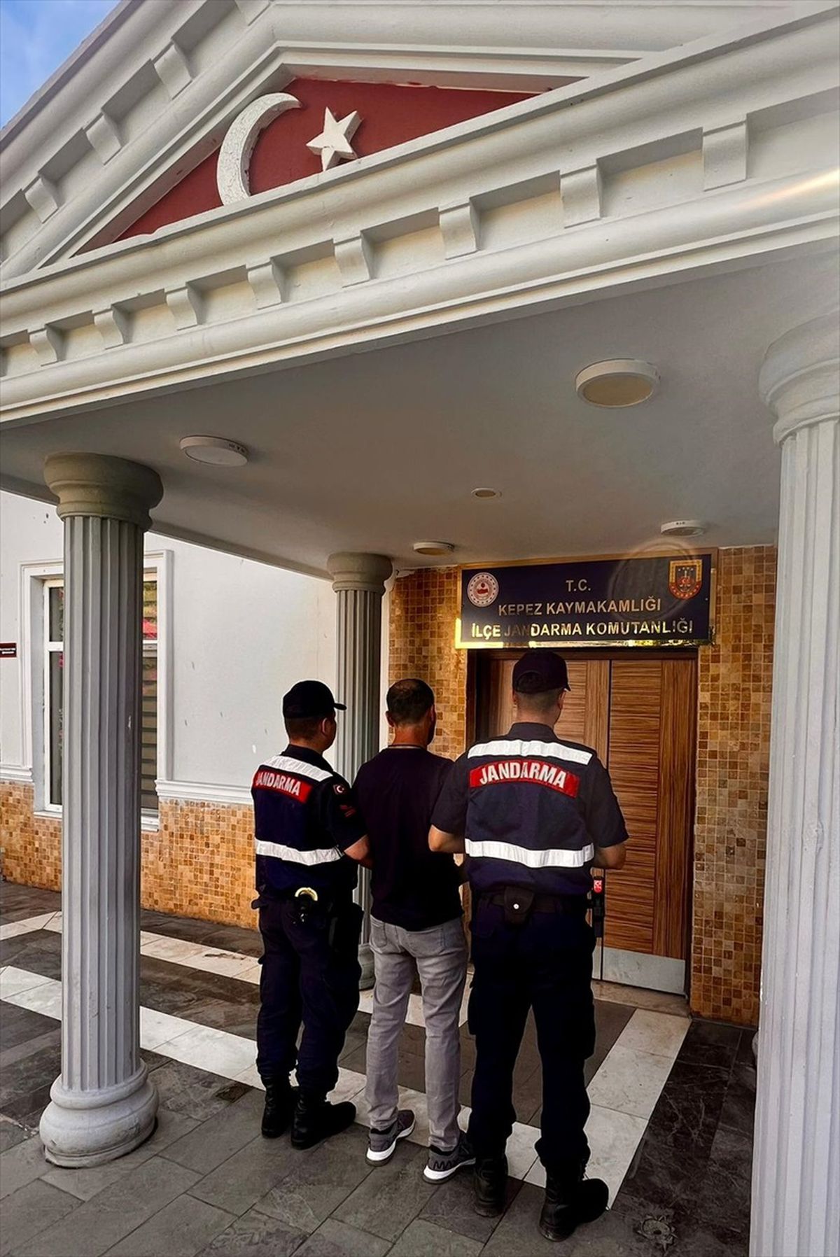 Kepez\'te dolandırıcılık suçundan aranan şüpheli yakalandı
