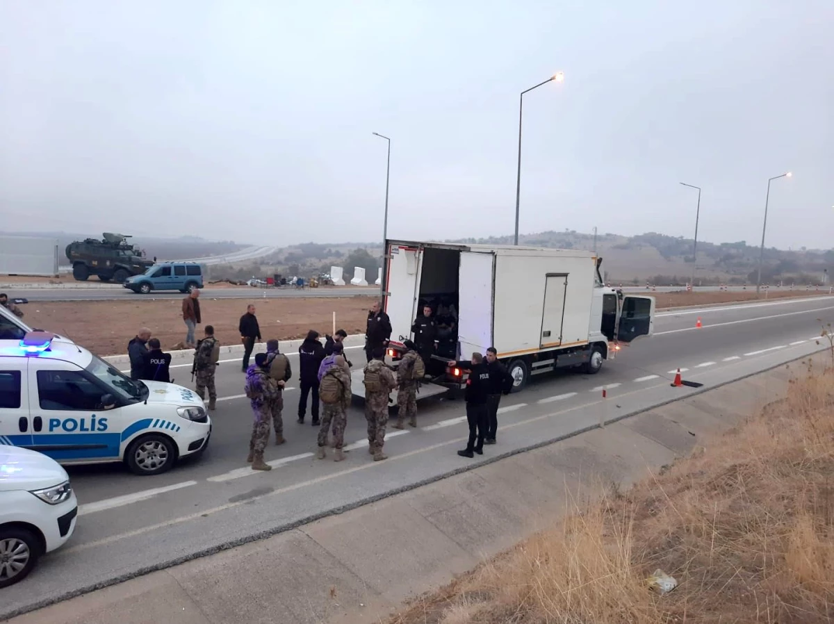 Kırklareli\'nde kamyonet kasasında 51 düzensiz göçmen yakalandı