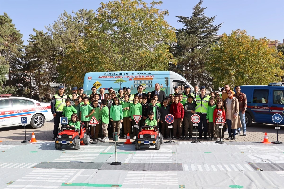 Kırşehir İl Jandarma Komutanlığından İlkokul Öğrencilerine Trafik Eğitimi