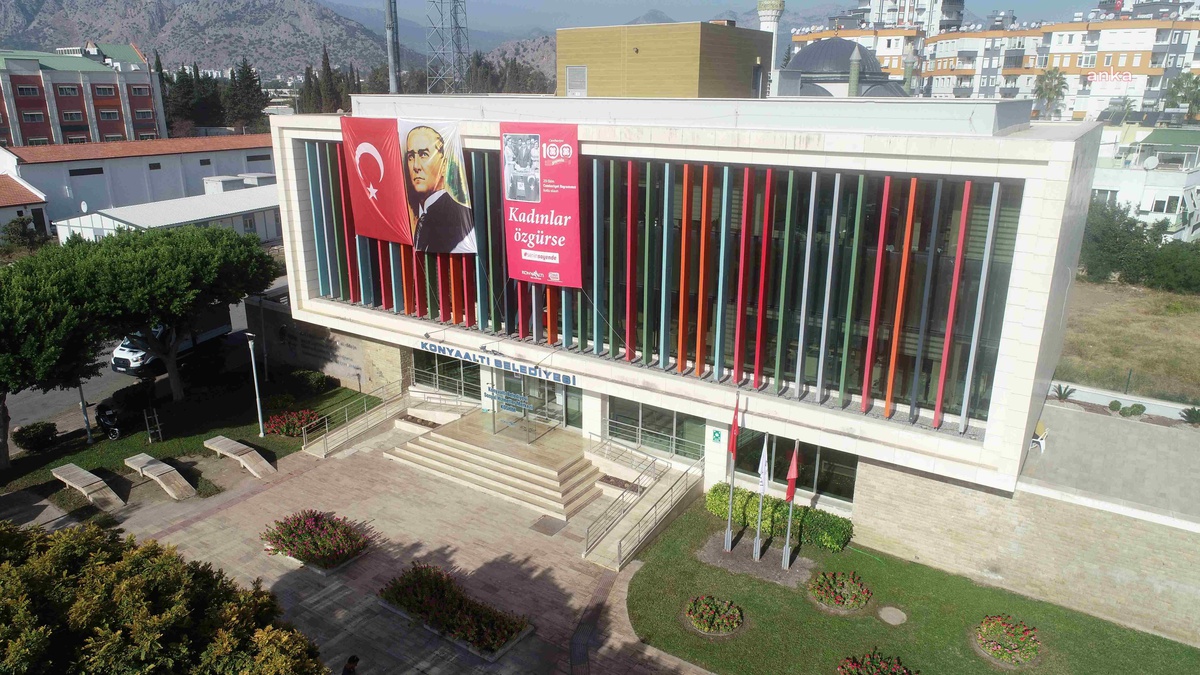 Konyaaltı Belediyesi, Cumhuriyet\'in kazandırdığı değerleri pankartlarla kutluyor