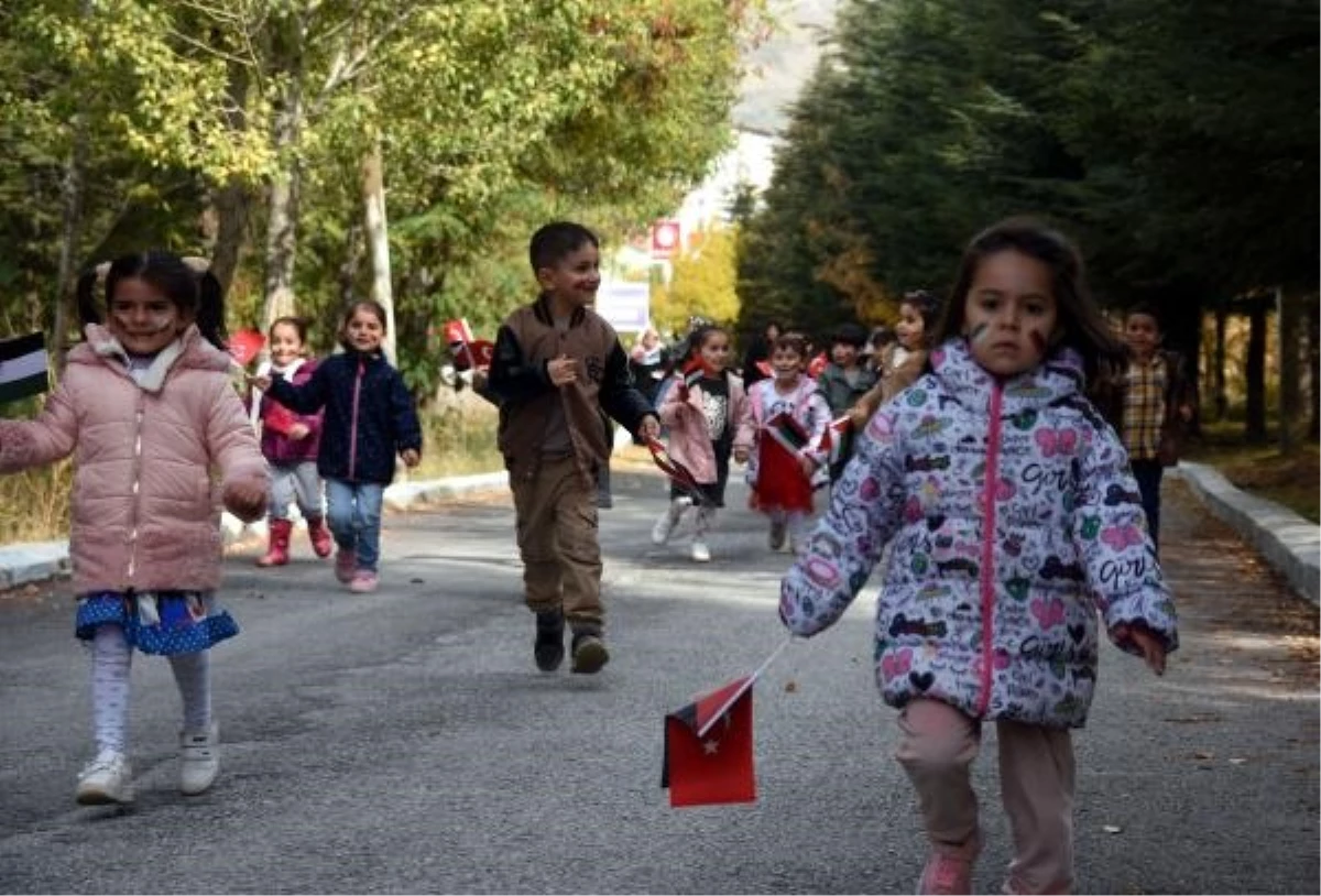 Bitlis\'teki Kuran kursu öğrencileri Filistin\'e yardım için harçlıklarını bağışladı