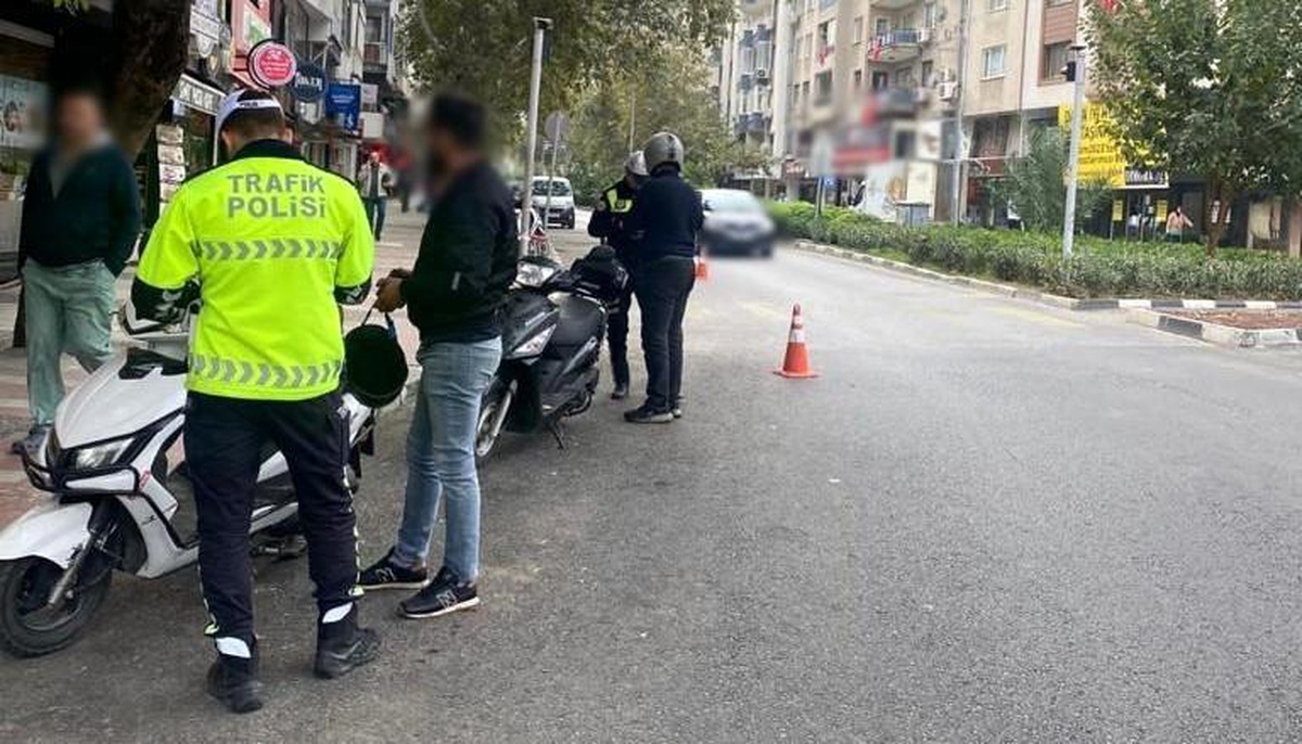Manisa\'da Motosiklet Denetimlerinde 271 Sürücüye Kask Cezası