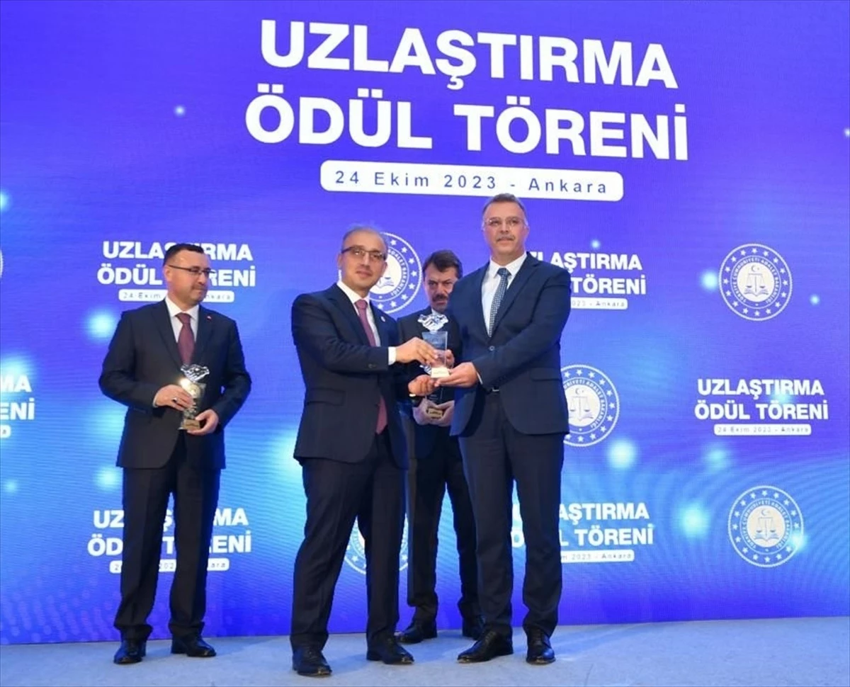 Mersin Cumhuriyet Başsavcısı Tolgahan Öztoprak\'a ödül verildi